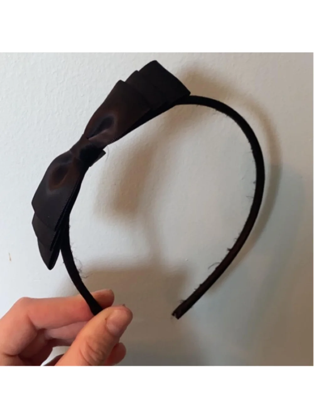 Black headband with bow 🖤🎀 // a bit frayed but not noticeable when on head